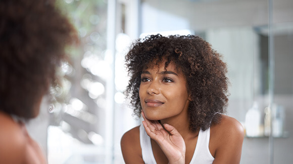 Woman looking at her face - Mob